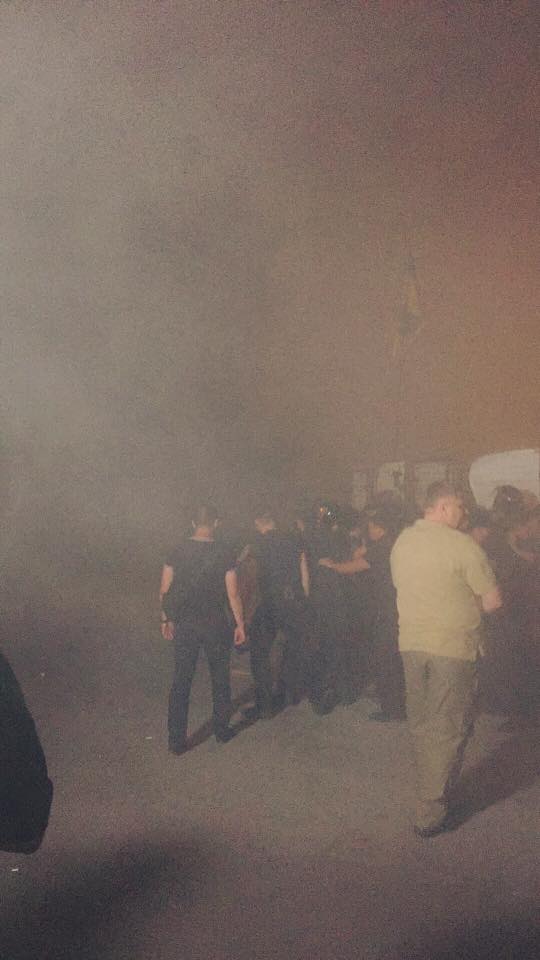 Под Оболонским судом снова завязалась драка: протестующие попытались прорвать кордон силовиков