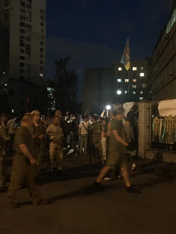 Под Оболонским судом снова завязалась драка: протестующие попытались прорвать кордон силовиков