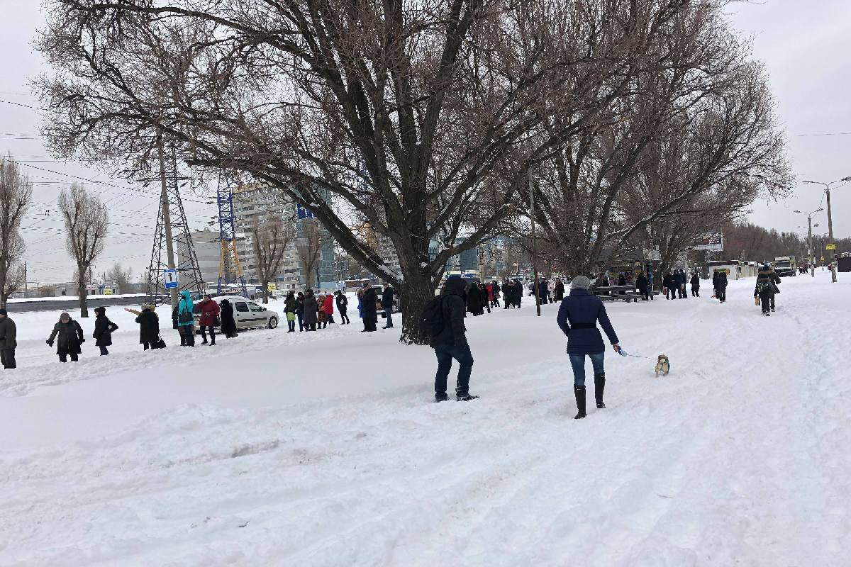 Погодный коллапс в Днепре: Дороги в снегу и перебои с транспортом