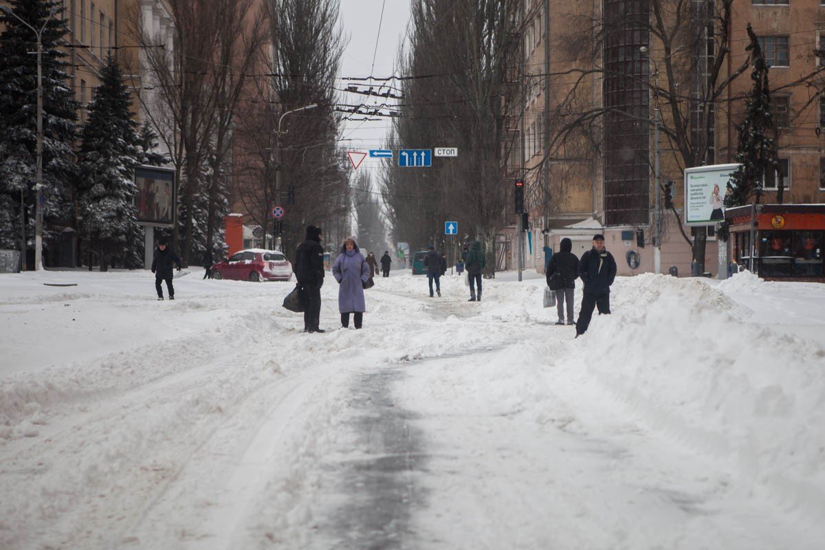 Погодный коллапс в Днепре: Дороги в снегу и перебои с транспортом
