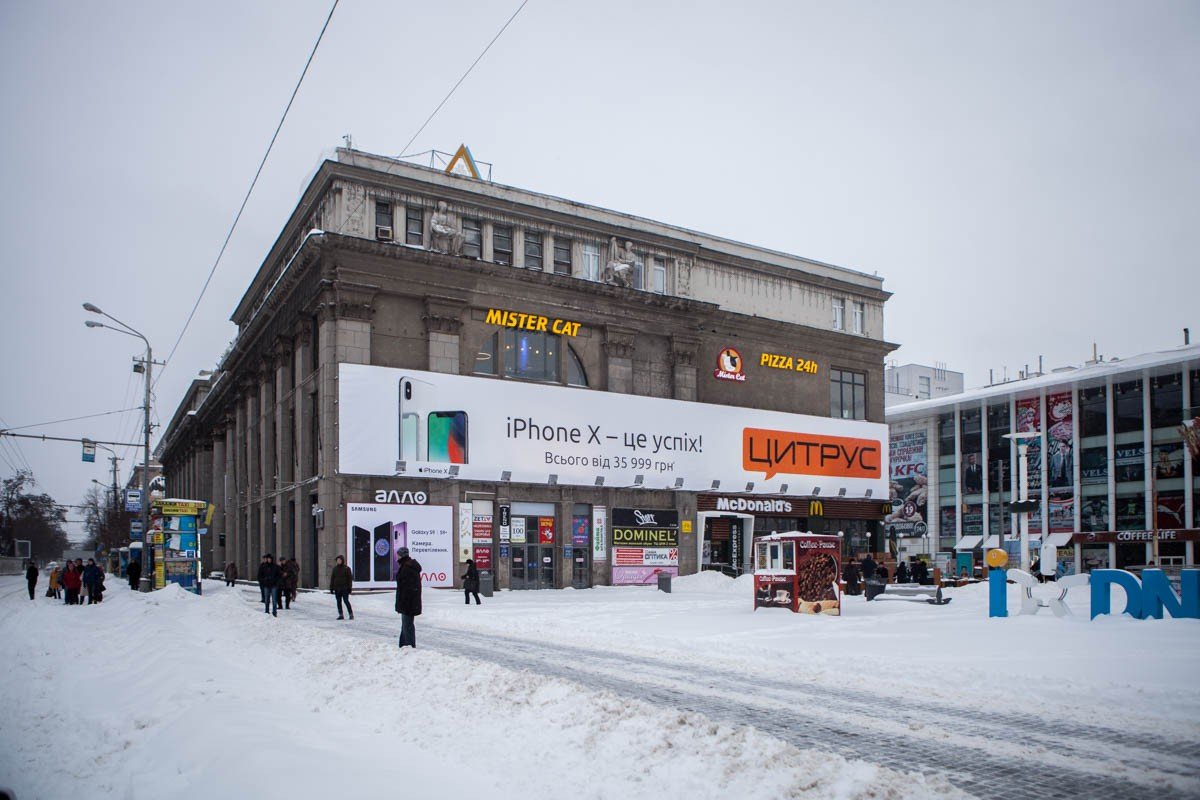Погодный коллапс в Днепре: Дороги в снегу и перебои с транспортом