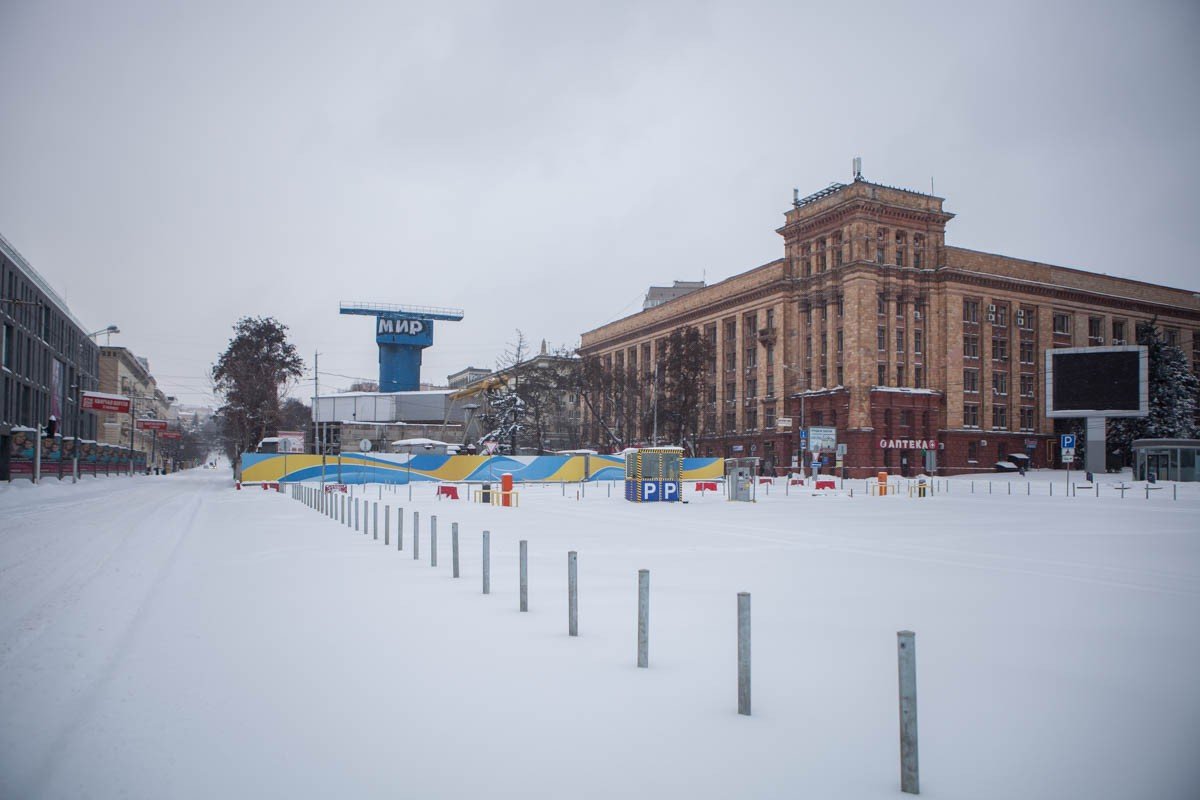 Погодный коллапс в Днепре: Дороги в снегу и перебои с транспортом
