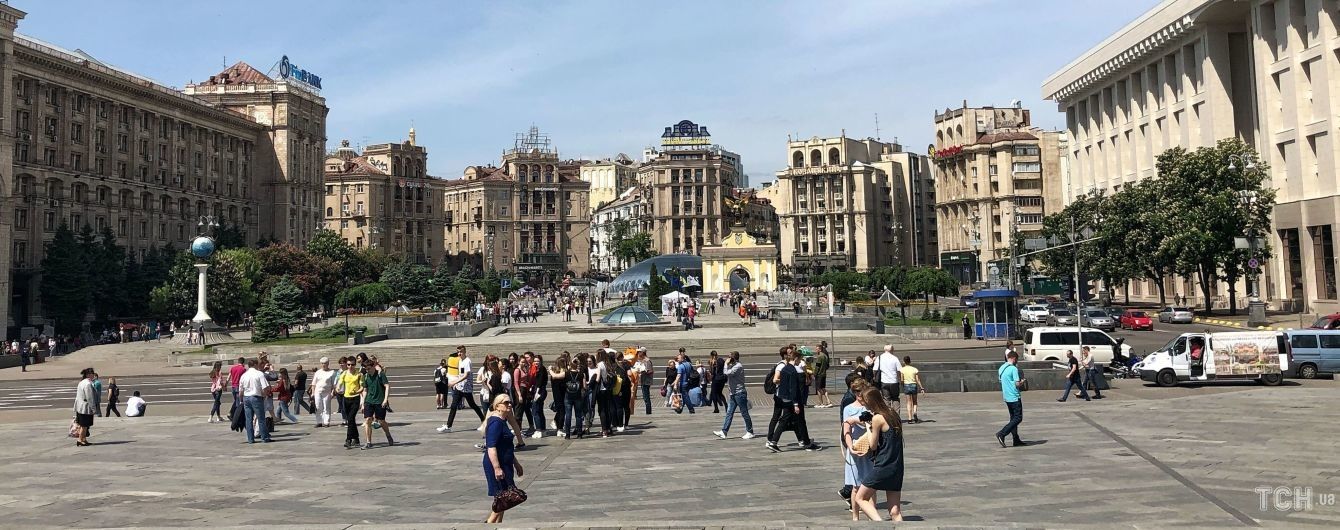 Полицейский спас мужчину, который хотел прыгнуть с крыши дома на Майдане Независимости