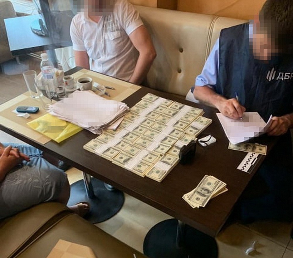 Полмиллиона долларов за землю: СБУ утверждает, что поймала на взятке банду чиновников из Буковины (ФОТО)