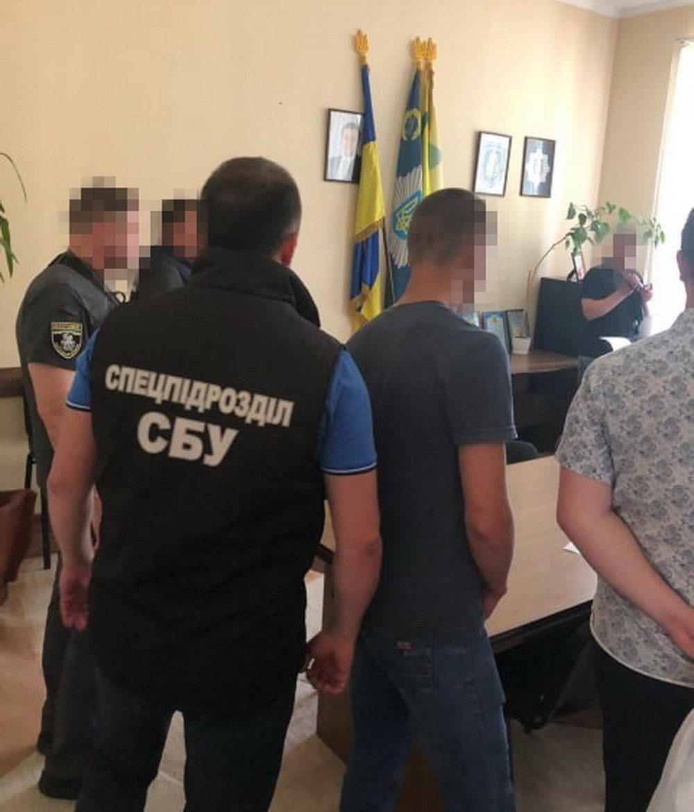 Полмиллиона долларов за землю: СБУ утверждает, что поймала на взятке банду чиновников из Буковины (ФОТО)