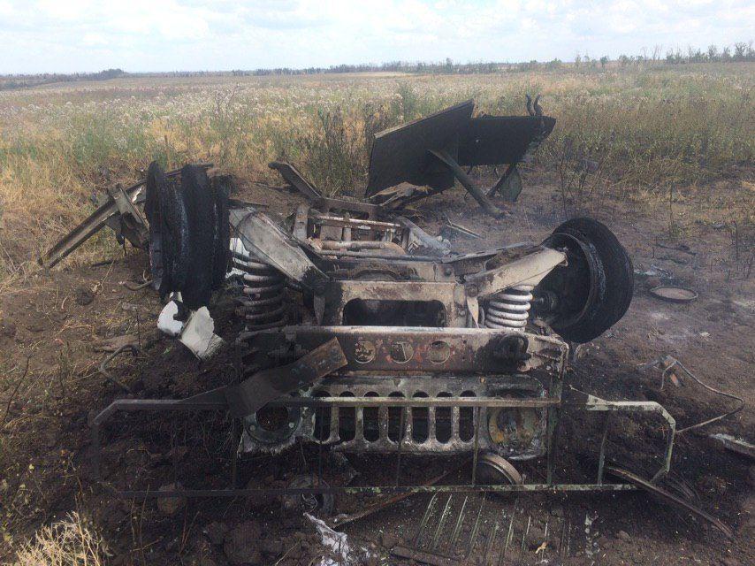 Потери на Донбассе: появились фото сгоревшего санитарного автомобиля