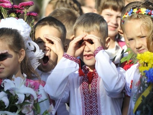 Повеселилися: у Львові під час першого дзвоника хлопець влучив каменем у польського дипломата