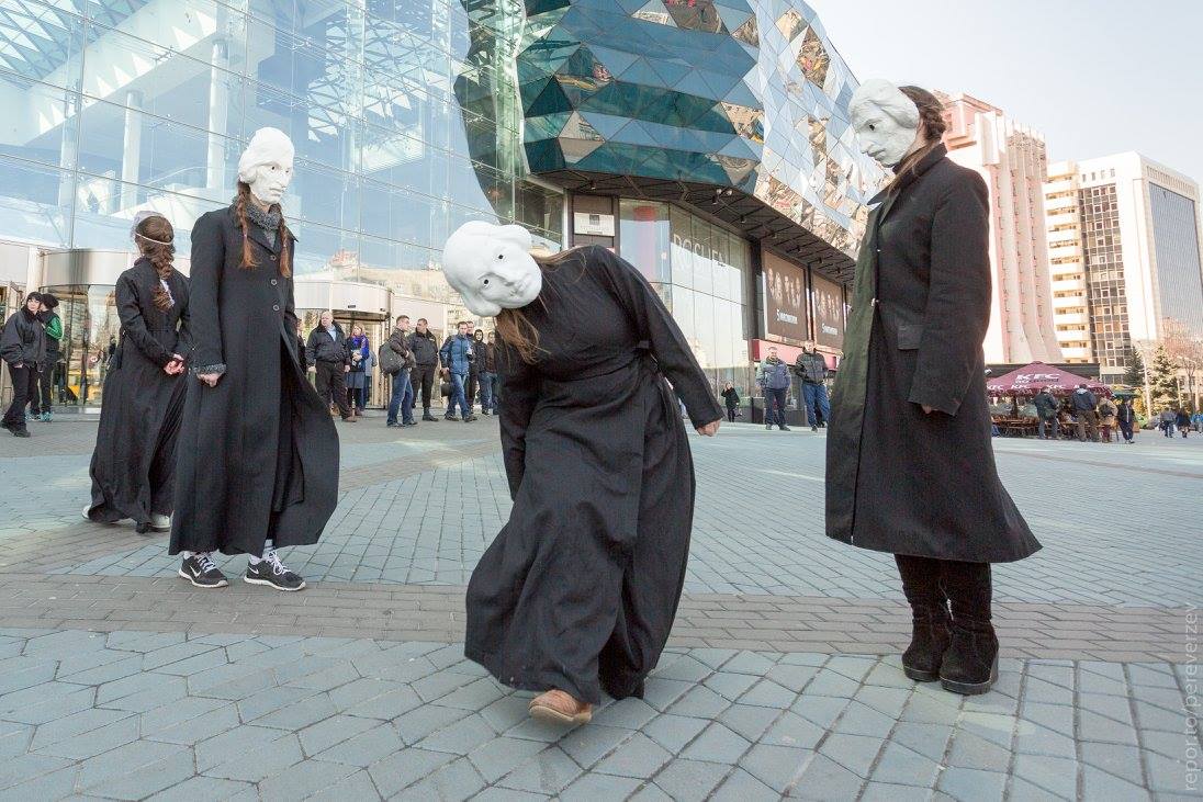 Появились фото путешествия головы Гоголя по Киеву