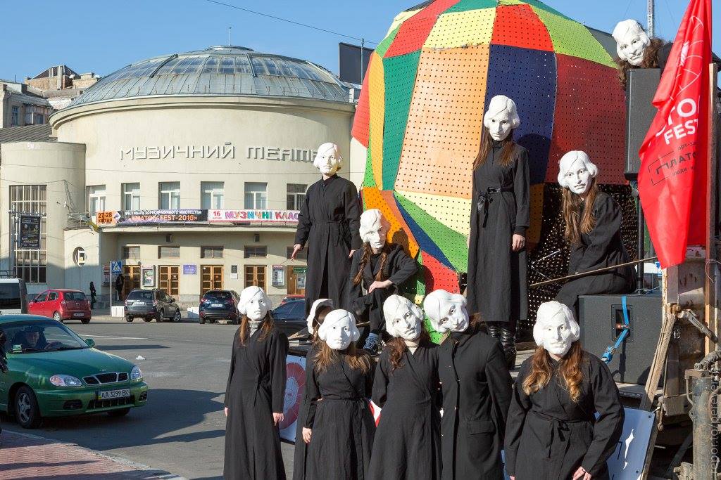 Появились фото путешествия головы Гоголя по Киеву