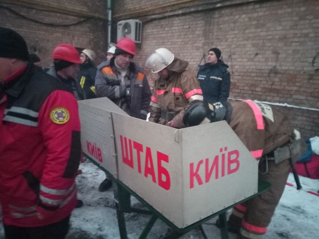 Пожар в нежилом здании в центре Киева локализован, угрозы распространения огня нет, - ГосЧС