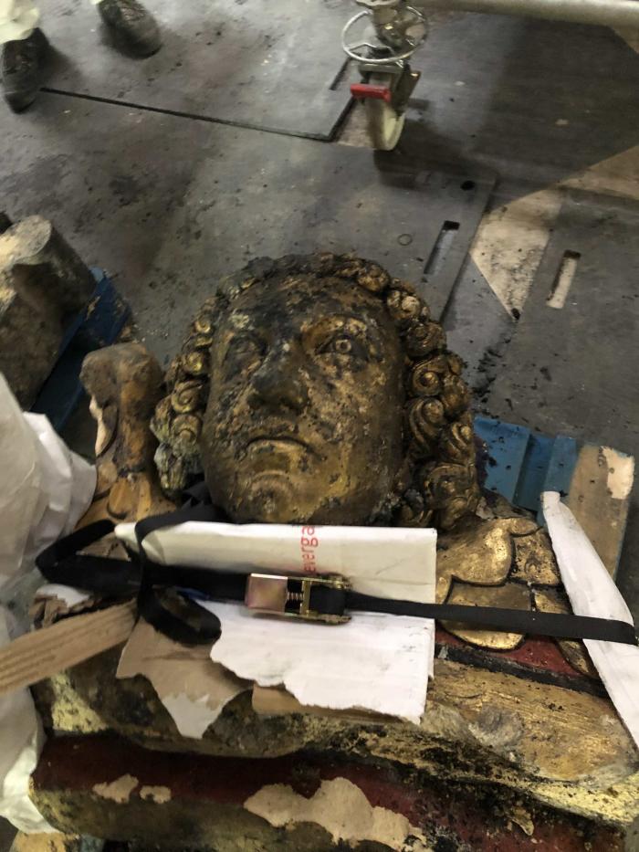 Пожар в Соборе Парижской Богоматери: найден один из позолоченных ангелов (ФОТО)