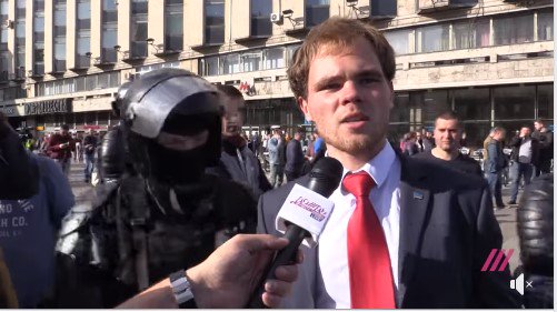 Протесты в Москве: Мужчина заявил, что полиция действует мягко и тут же был задержан силовиками (видео)