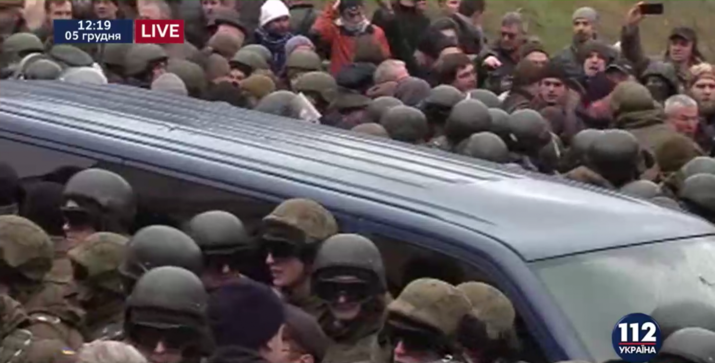 Противостояние в центре Киева: Сторонники Саакашвили строят баррикады и разбирают брусчатку