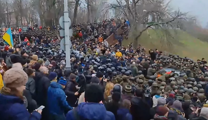 Противостояние в центре Киева: Сторонники Саакашвили строят баррикады и разбирают брусчатку
