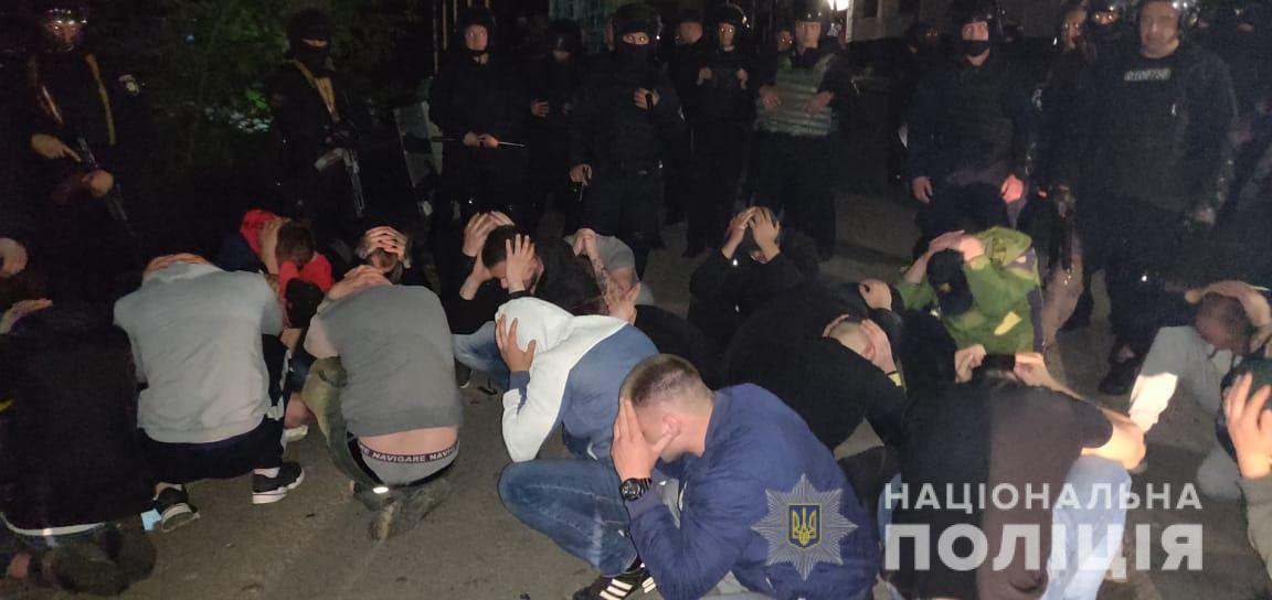 Рейдерский захват провалился: в Винницкой области полиция задержала почти полсотни человек (ФОТО)