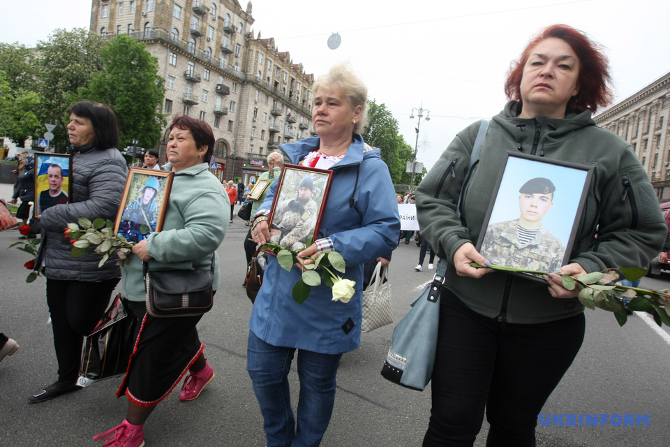 Шествие памяти состоялось в Киеве: на улицы вышли матери и жены воинов (ФОТО, ВИДЕО)