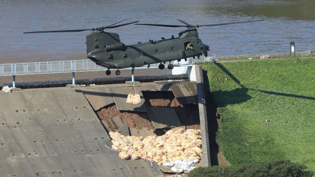 Сильные ливни повредили дамбу в Великобритании, эвакуировали 1,5 тыс. человек (ФОТО)