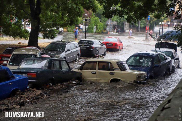 Сильный ливень и смерч: Одесса страдает от непогоды (ФОТО, ВИДЕО)