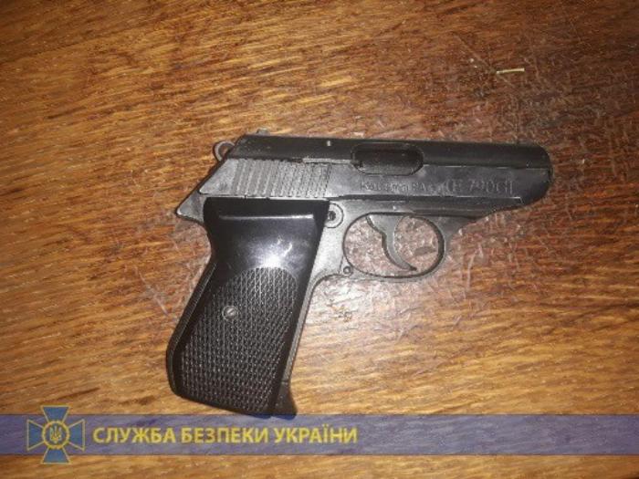 Скрывался в лесу: на Луганщине задержали боевика, который минировал мосты и автодороги (ФОТО, ВІДЕО)
