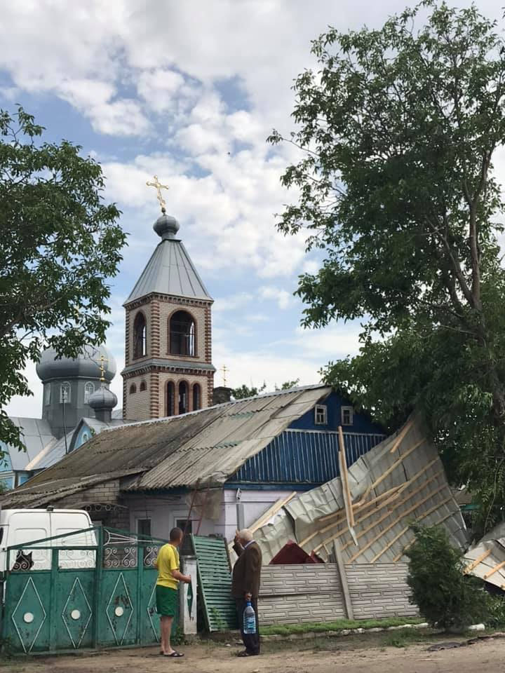 Сложные погодные условия на Херсонщине: Новая Каховка ушла под воду, а ураган срывал крыши в селах (ФОТО, ВИДЕО)