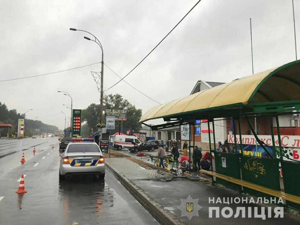 Смертельное ДТП: в Броварах полицейский врезался в остановку (ФОТО)