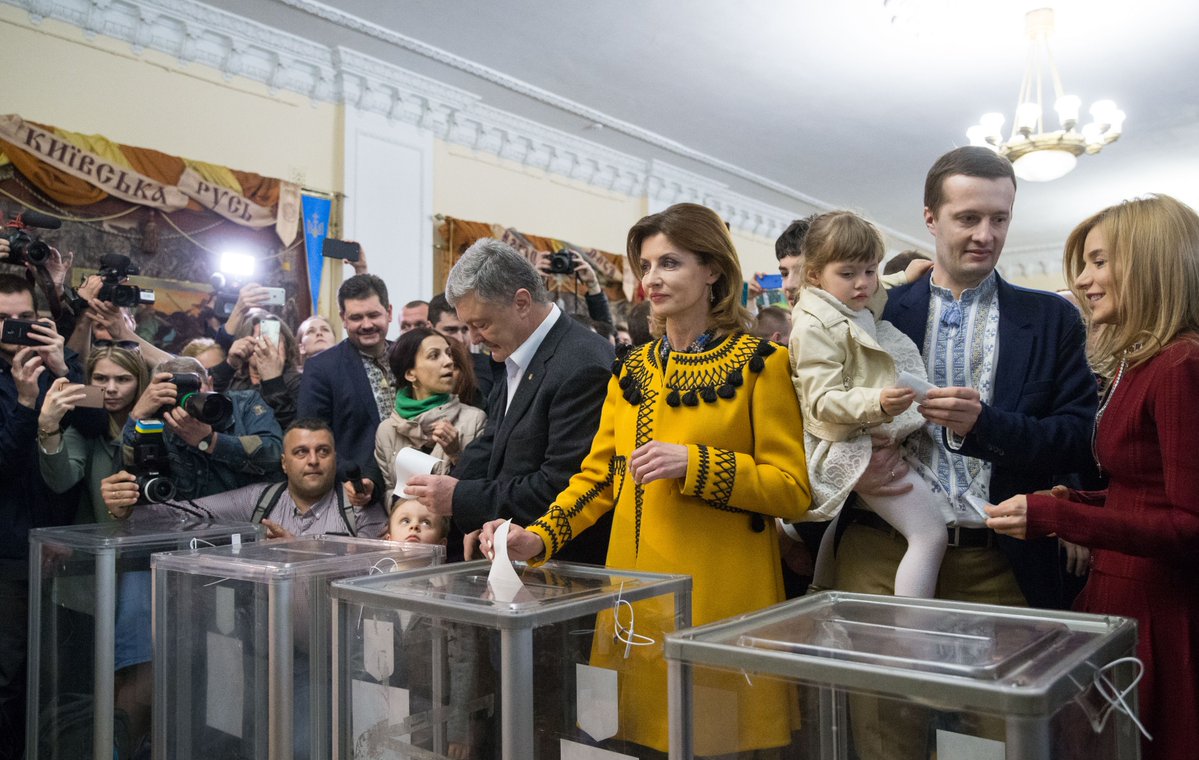 «Сначала будет весело, а потом может быть больно»: Порошенко проголосовал и призвал украинцев сделать свой выбор (ВИДЕО)