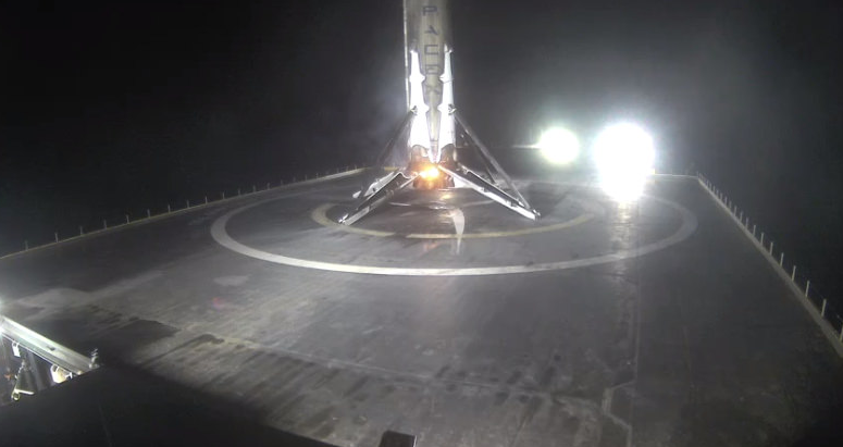 SpaceX успешно запустила на орбиту спутник связи