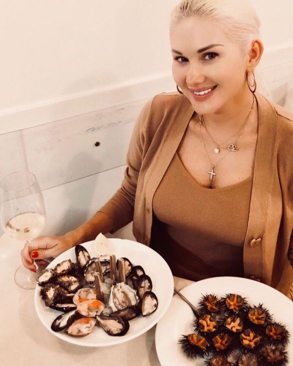 Стильные луки и экзотическое блюдо: Екатерина Бужинская показала снимки с итальянских каникул