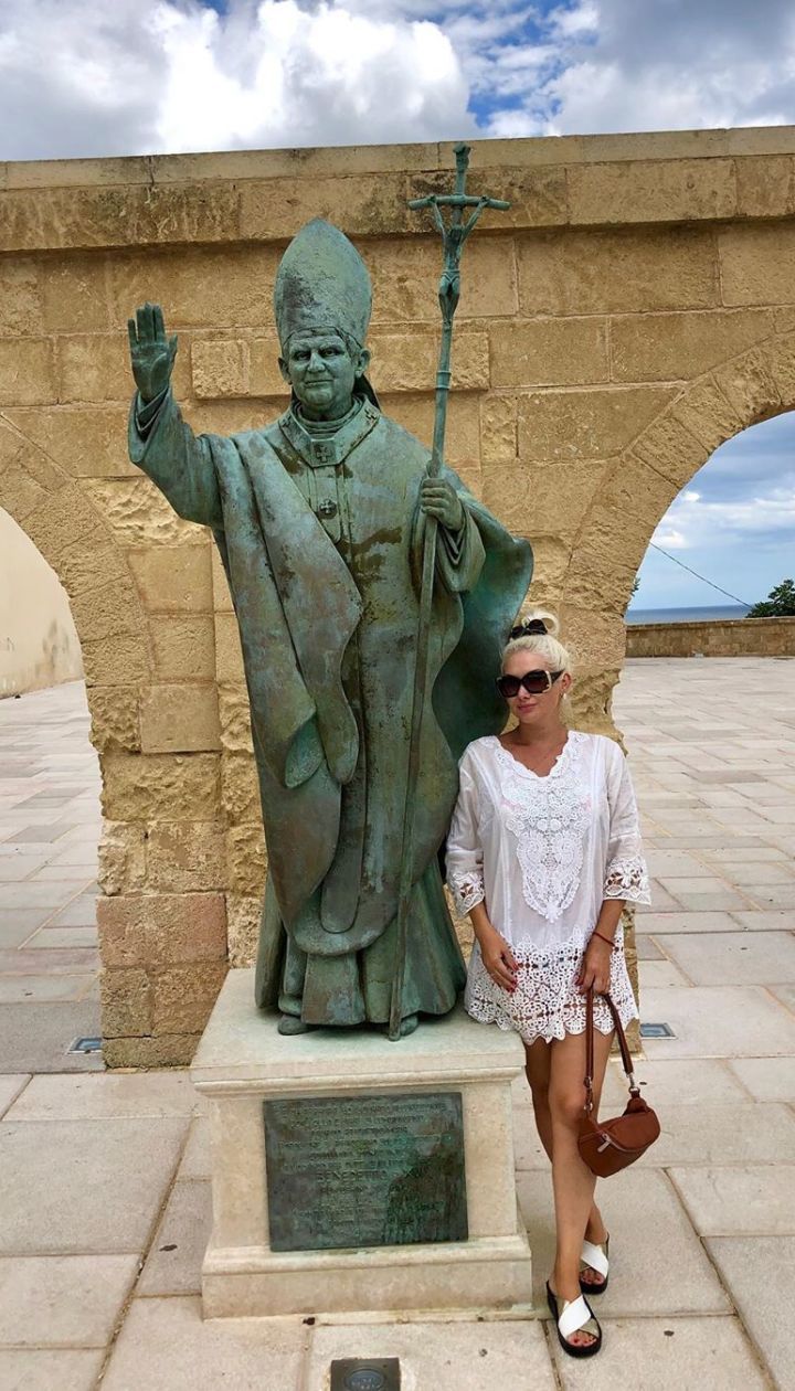 Стильные луки и экзотическое блюдо: Екатерина Бужинская показала снимки с итальянских каникул