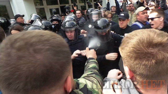 Столкновения возле офиса Авакова: МВД сообщило, от чего пострадали пятеро правоохранителей (ФОТО)