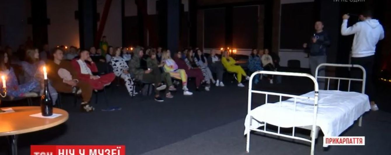 Студентов Ивано-Франковского университета пригласили на ночные пары в пижамах и при свечах