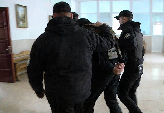 Суд арестовал подозреваемых в причастности к взрывам возле посольств, осквернения синагоги в Умани и других резонансных преступлений