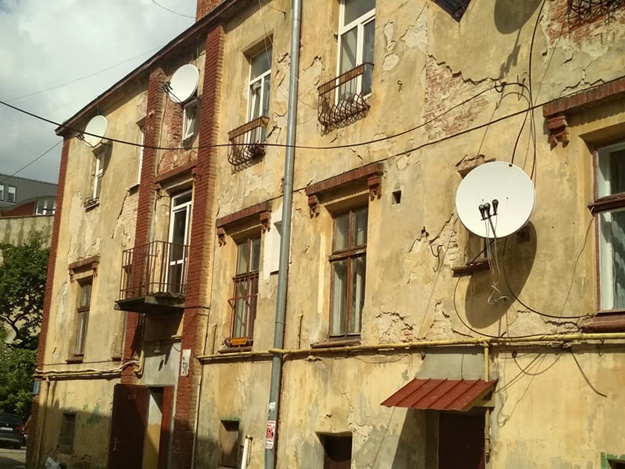 Туристи захоплюються, місцеві нарікають: фото колишньої фабрики, в якій нині живуть львів’яни