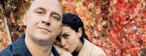 У квітковій сукні та кардигані з вирізом: Ольга Куриленко позувала на паризькій бруківці