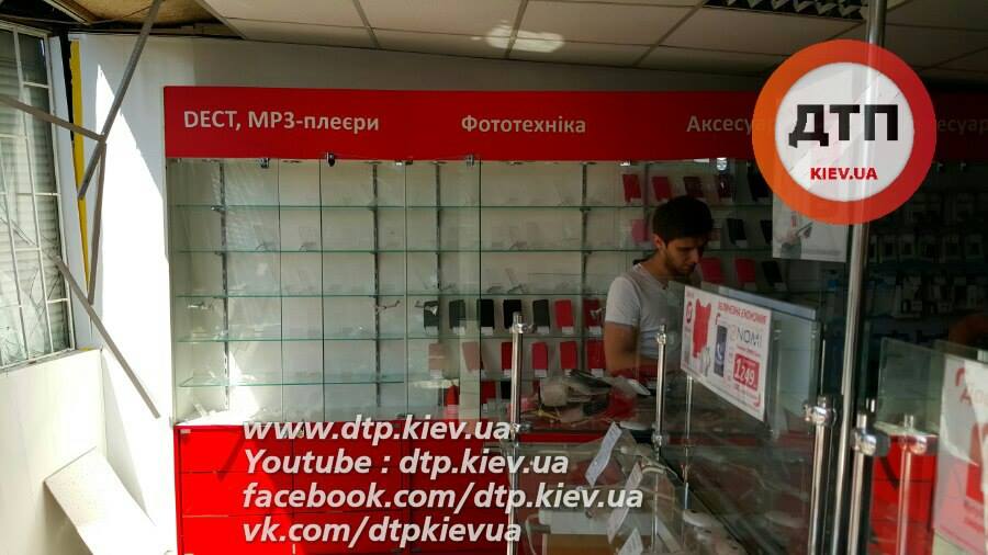 У метро Святошин снесли МАФы, предприниматели в знак протеста перекрывали проспект Победы
