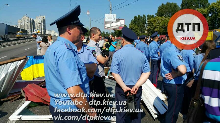 У метро Святошин снесли МАФы, предприниматели в знак протеста перекрывали проспект Победы
