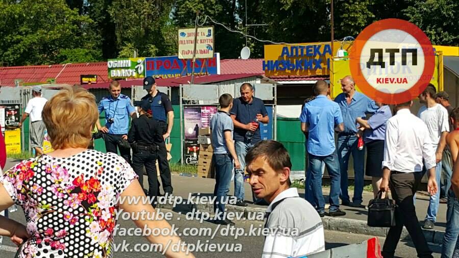 У метро Святошин снесли МАФы, предприниматели в знак протеста перекрывали проспект Победы