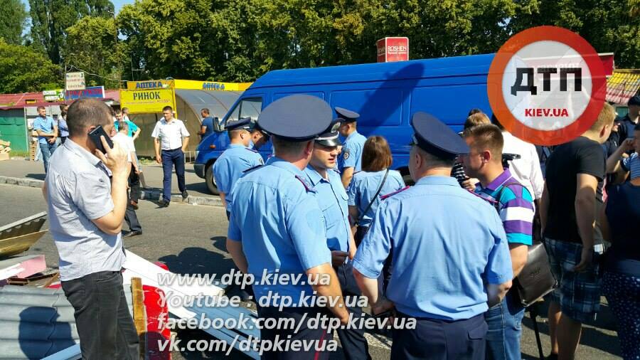 У метро Святошин снесли МАФы, предприниматели в знак протеста перекрывали проспект Победы