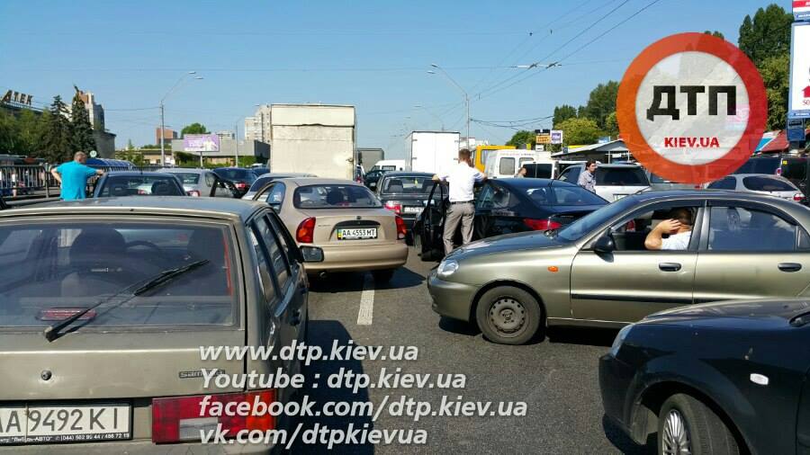 У метро Святошин снесли МАФы, предприниматели в знак протеста перекрывали проспект Победы