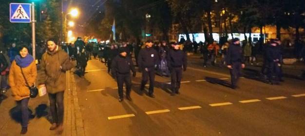Участники Марша нации в Киеве зажгли файеры, за порядком следит полиция