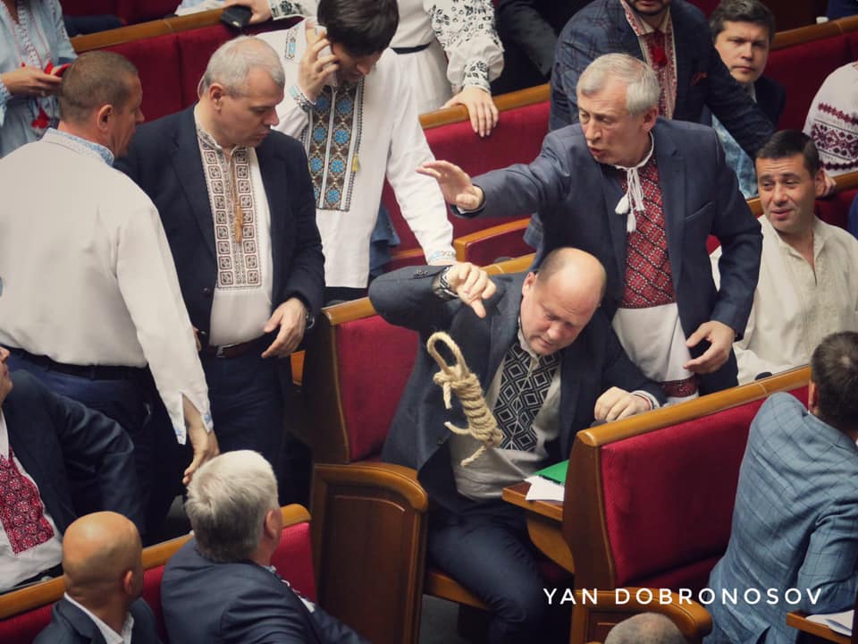 Удавки, вышиванки и траурные ленты: как депутаты дату инаугурации назначали (ФОТО)