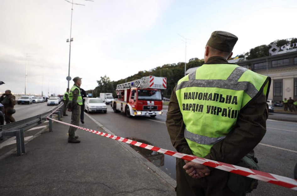 Угрозы взорвать мост Метро в Киеве: На место приехали снайперы и спецназовцы на БТР