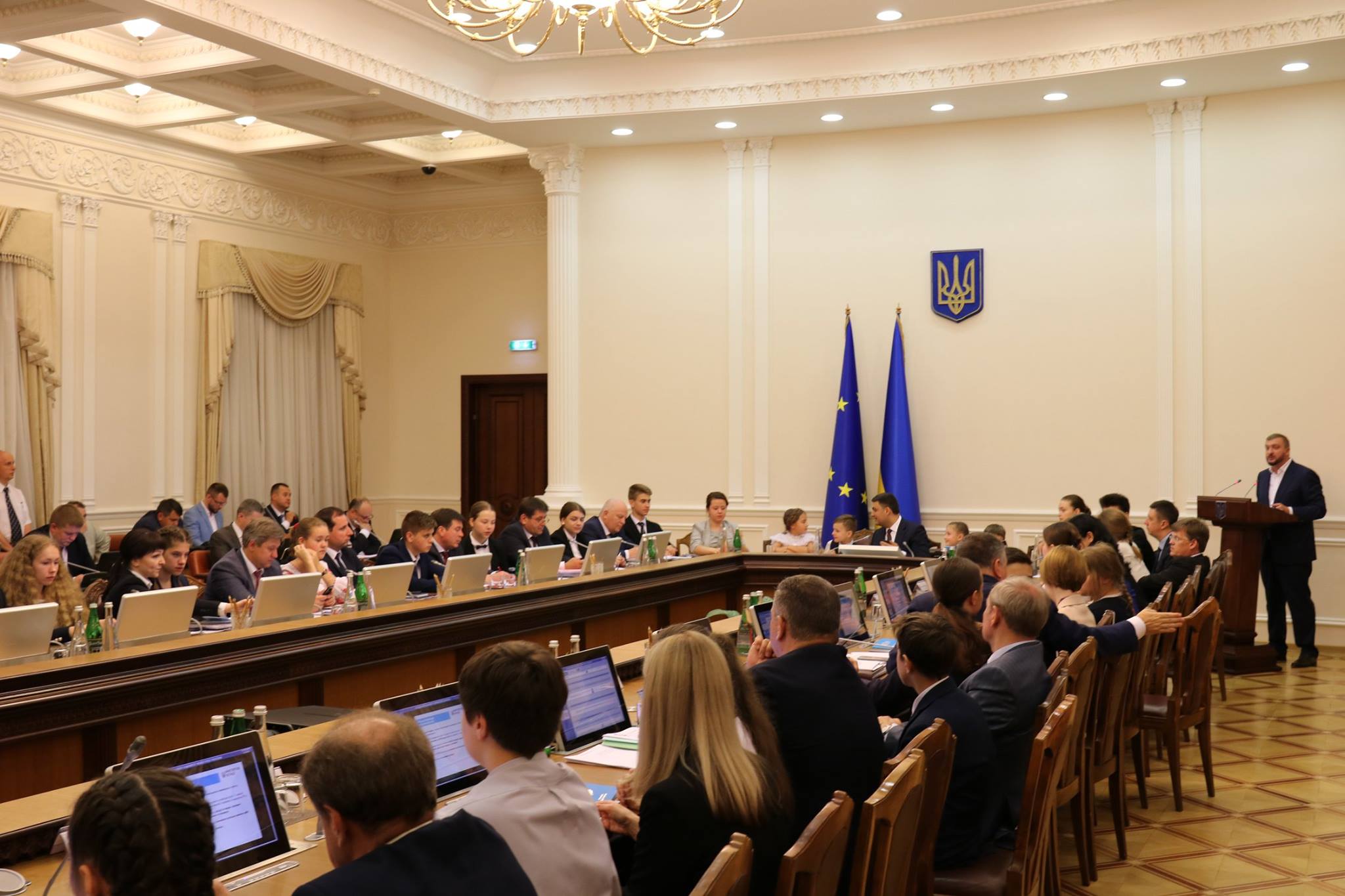 Украинцы просто путешествуют: Гройсман ответил на вопрос девочки об эмиграции