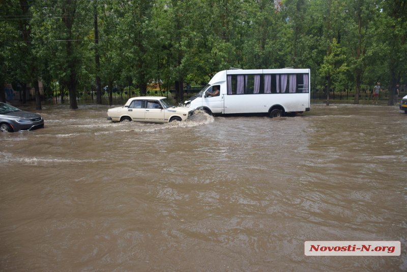 Улицы Николаева затопило после ливня (фото, видео)