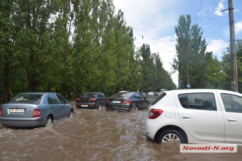 Улицы Николаева затопило после ливня (фото, видео)