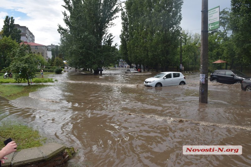 Улицы Николаева затопило после ливня (фото, видео)