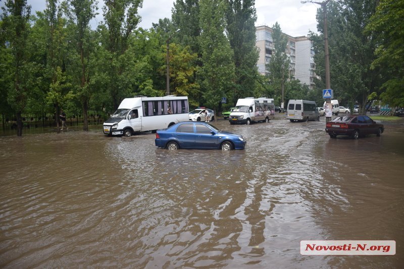 Улицы Николаева затопило после ливня (фото, видео)