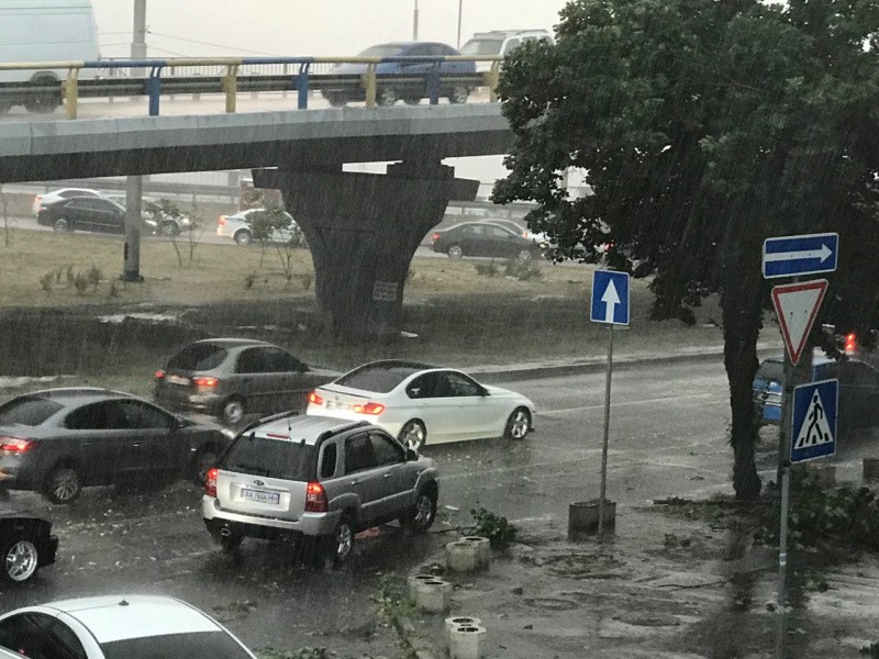 Ураган в Киеве: упали деревья, сорвало крыши, город стоит в пробках (ФОТО, ВИДЕО)
