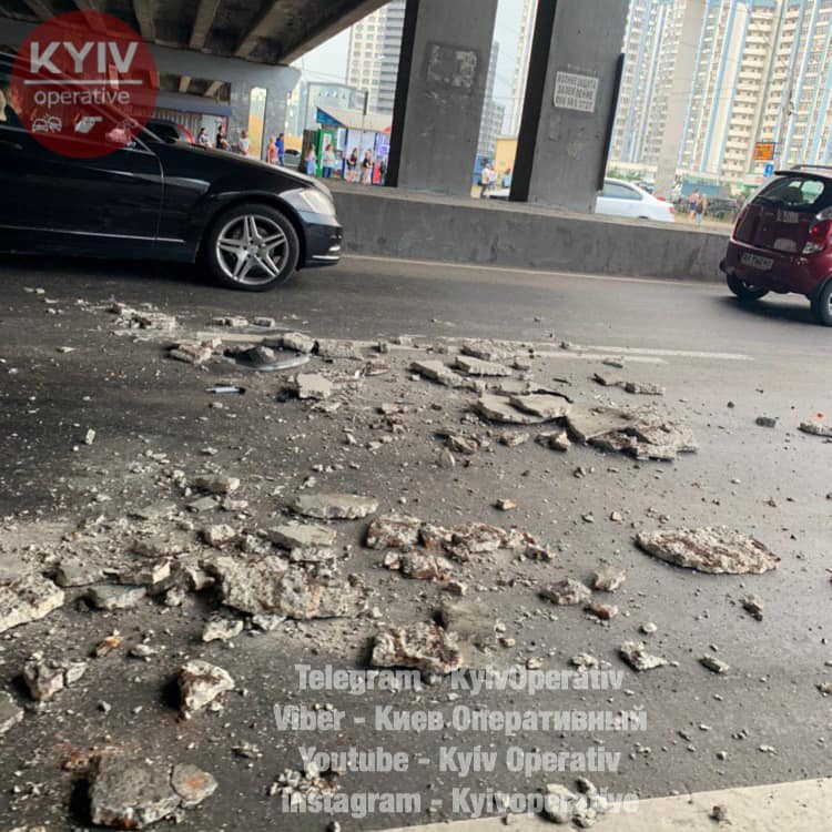 «Устал» еще один мост в Киеве: часть путепровода на Осокорах упала на автомобиль (ФОТО)