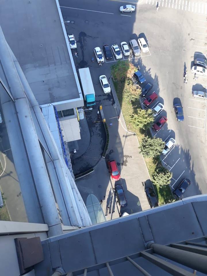 Уже познали жизнь: В Днепре молодая пара выпрыгнула из окна многоэтажки